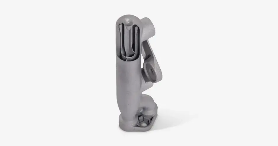 流体力学に基づいた設計の最適化とさまざまなコンポーネントの部品統合を特長とするダイレクト金属プリントテクノロジを使用した積層造形により製造された燃料レール。