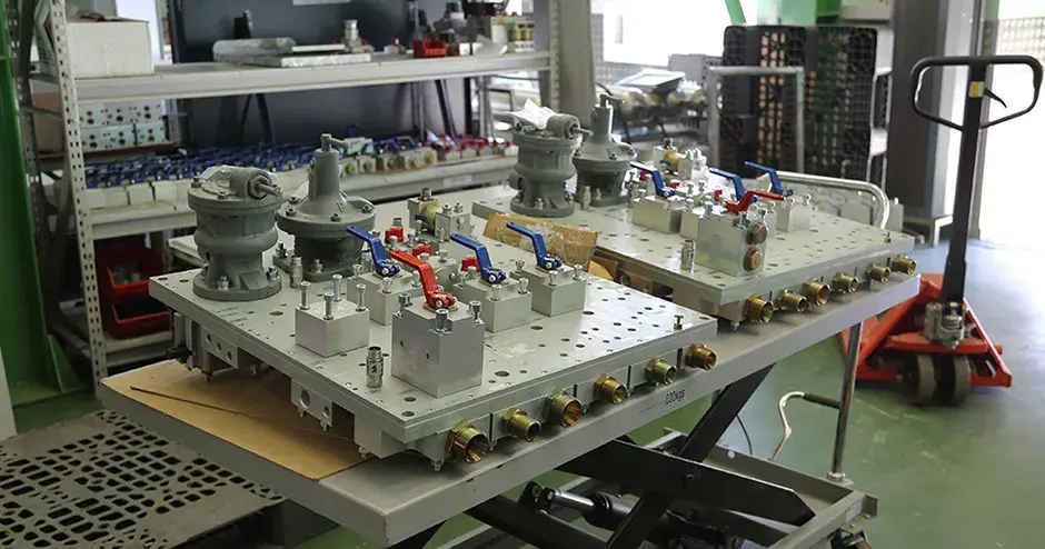 多くのコンポーネントで作られた事前組み立て済みのバルブと圧力調整器