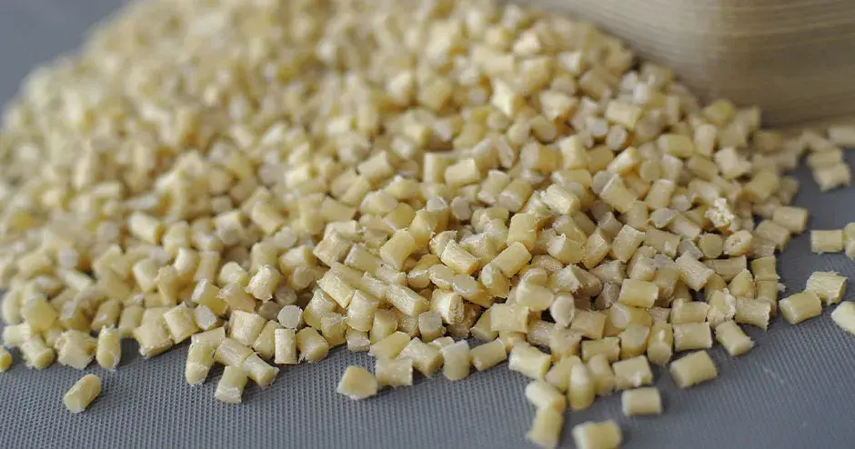 グレーの背景のオフホワイトのプラスチックペレット