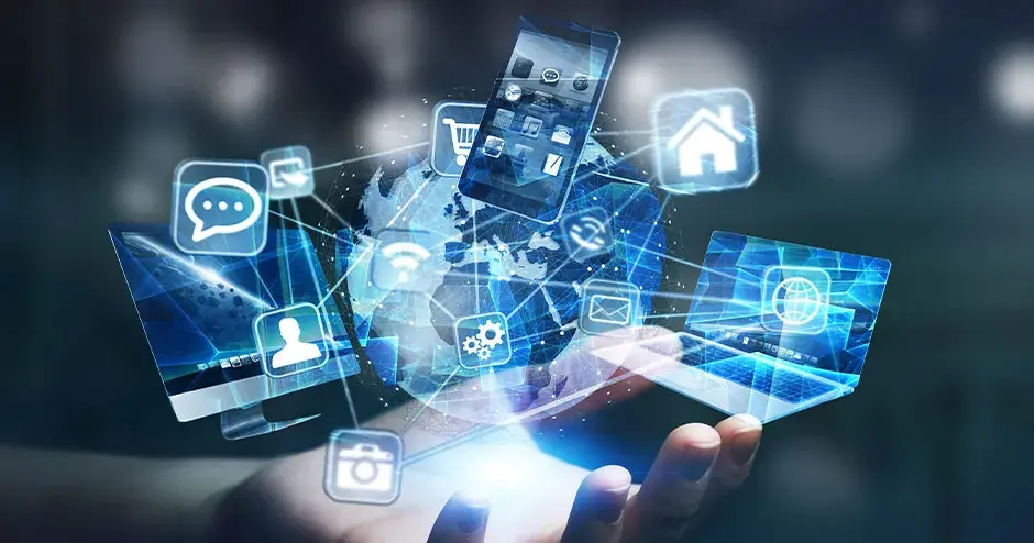 強い輝きで浮かび上がるハイテクなデザインのグラフィクスと手