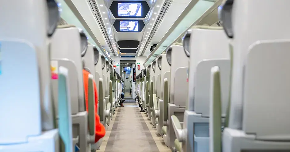 高速旅客列車の内部図は、3D プリントと積層造形 (AM) による数多くの部品で乗客の快適性を最適化できることを示しています。 