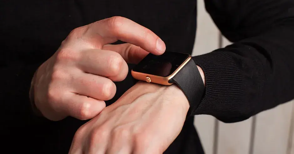 腕時計をしている男性が、その腕時計の特徴を説明している