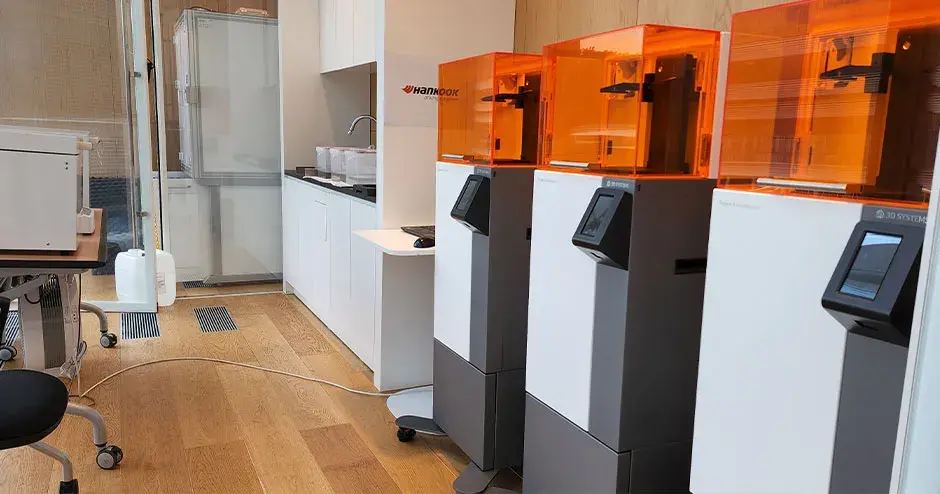Hankook デザインセンタで一列に並んだ Figure 4 プリンタ