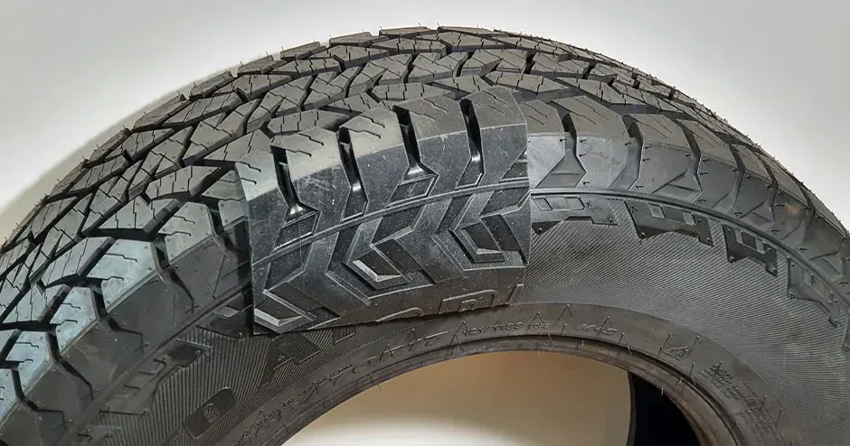 トレッドのテクスチャを示す Hankook タイヤのクローズアップ