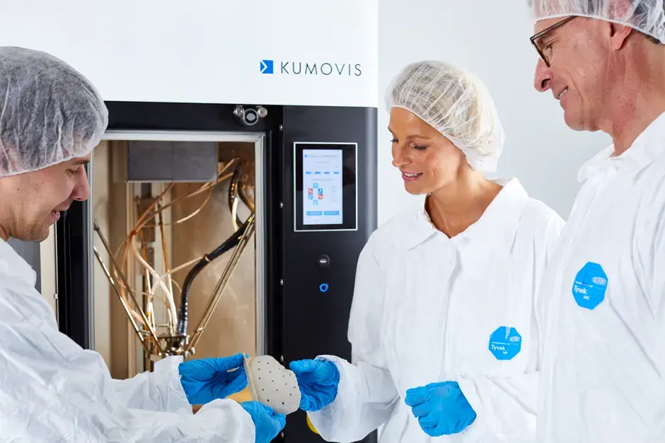 Kumovis R220 3D プリンタから頭蓋プレートを回収する医療専門家または医師