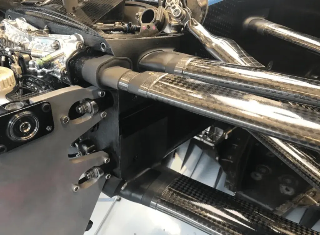 それぞれ Figure 4® EGGSHELL-AMB 10 と DuraForm PA を使用して生産されたサスペンションシールとフレーム