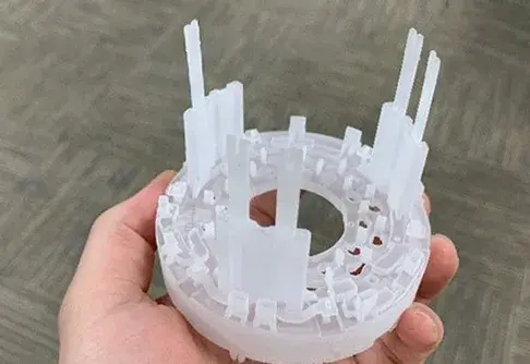 VisiJet M2S-HT90 材料で生産された電子顕微鏡用キャリブレーション部品