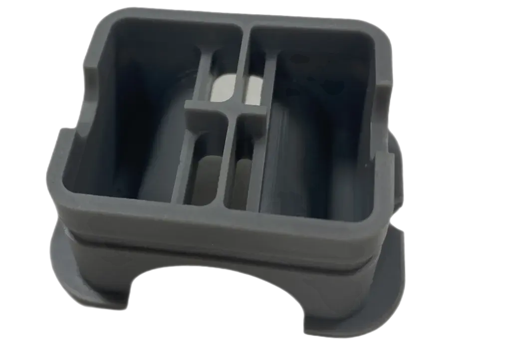 Figure 4 HI TEMP 300-AMB 材料で作られたこのニードル位置決め用固定具は、Interplex 社向けにプリントされました。