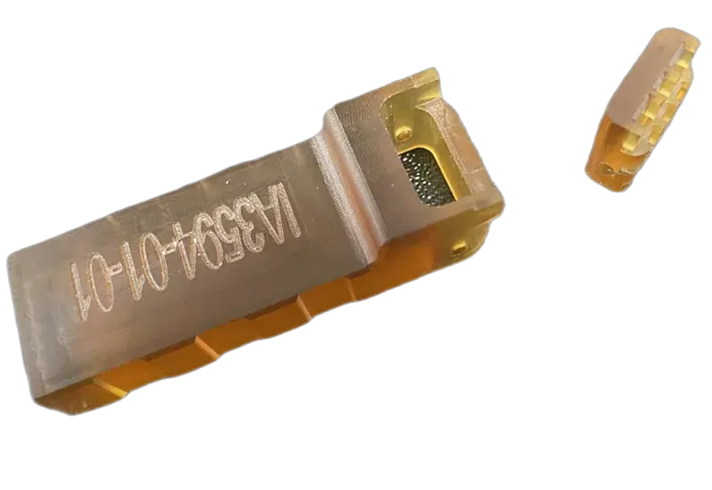 Figure 4 HI TEMP 300-AMB 材料で作られたこのニードル位置決め用固定具は、Interplex 社向けにプリントされました。