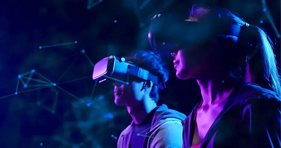 VR を着けて仮想世界の空を見ている子供たち