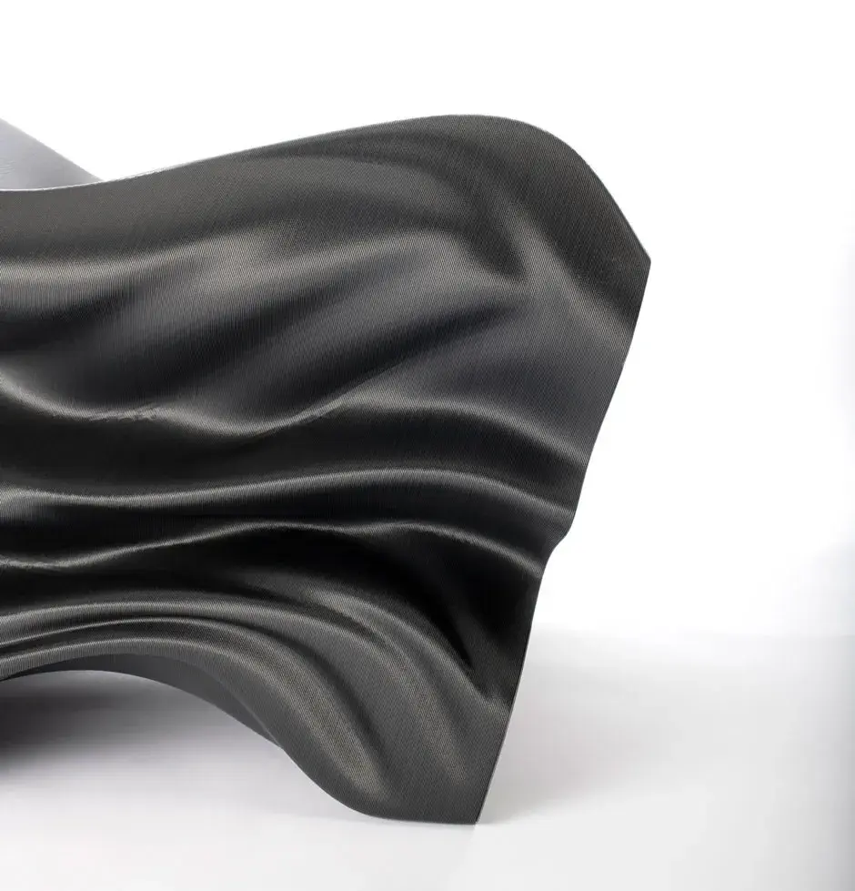 Slicelab 社が設計し、EXT 1270 Titan ペレット 3D プリンタでカーボンファイバー ABS ペレットを使用して 3D プリントされた 3D プリントスチームラウンジチェアの側面。 