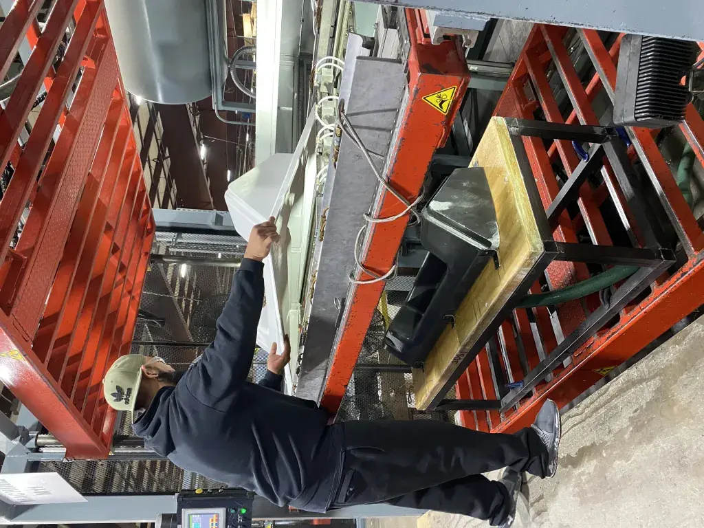 Duo Form 社モールド作業員