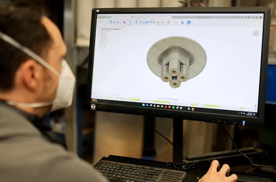 CAD ファイルでチェアの設計を行う人