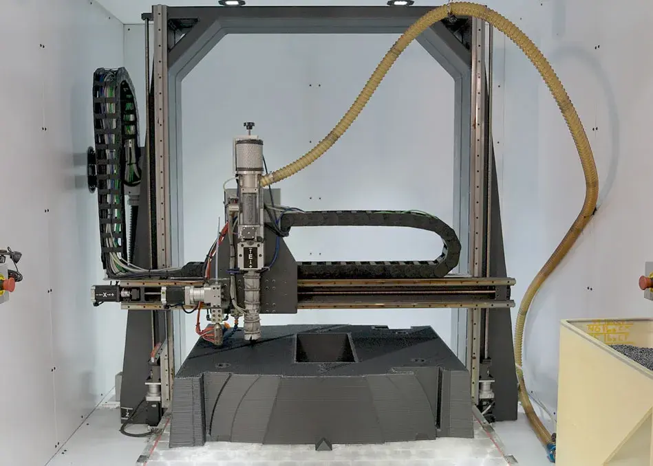 Astech の EXT Titan Pellet プリンタでプリントされている大型 CF ABSポンプケーシングパターン。 