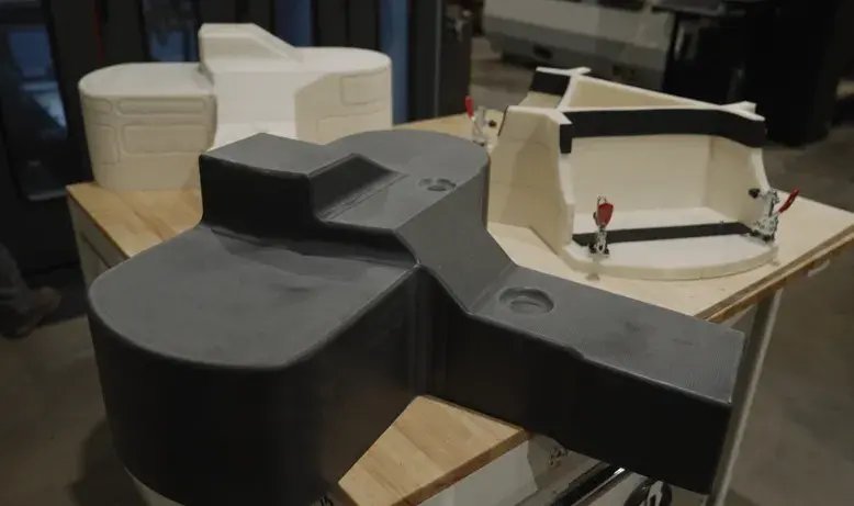 3D プリントおよび機械加工された CF-PC 熱成形モールド、成形部品の 3D プリントABS プロトタイプ、および 3D プリントされたABSトリム治具はすべて、3D Systems の EXT 1270 Titan Pellet システムで製造されました。 