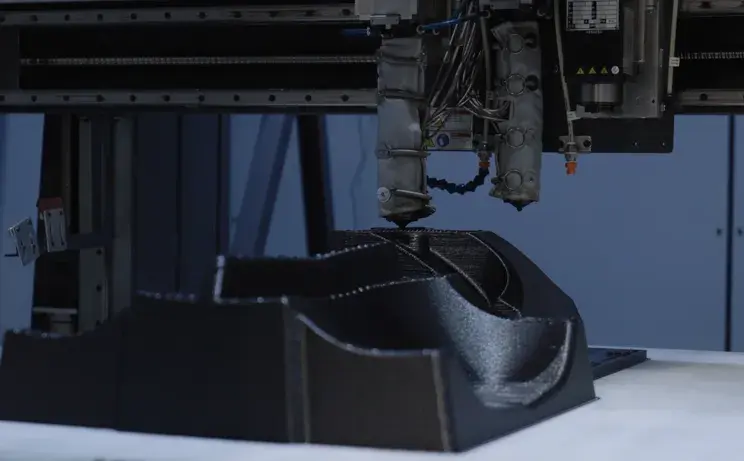 Lindarで進行中の熱成形モールドプリントは、 3D Systems EXT 1270 Titan Pelletプリンタで進行中です。 