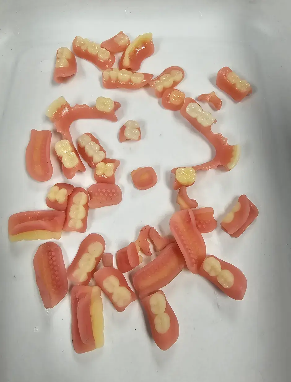 3D プリントされた歯科用部品が載ったトレイ