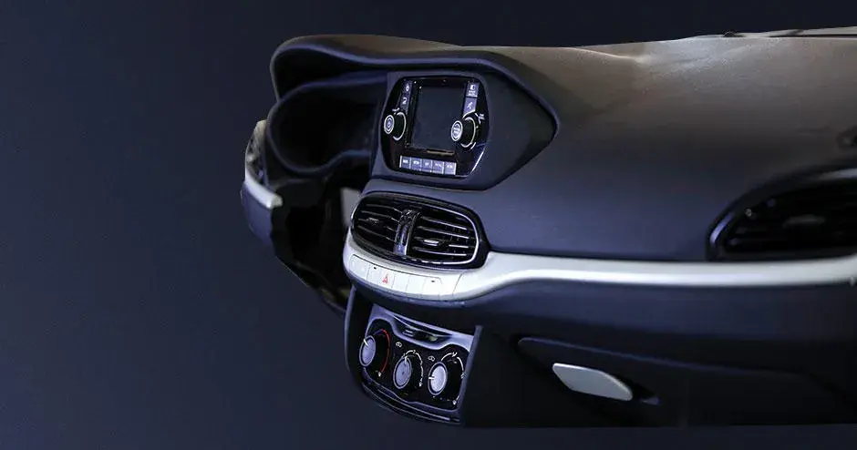 ライトウッドのコンソールをアクセントにした、近未来的なクリーンな線の車の白い内装と LED コントロール パネル