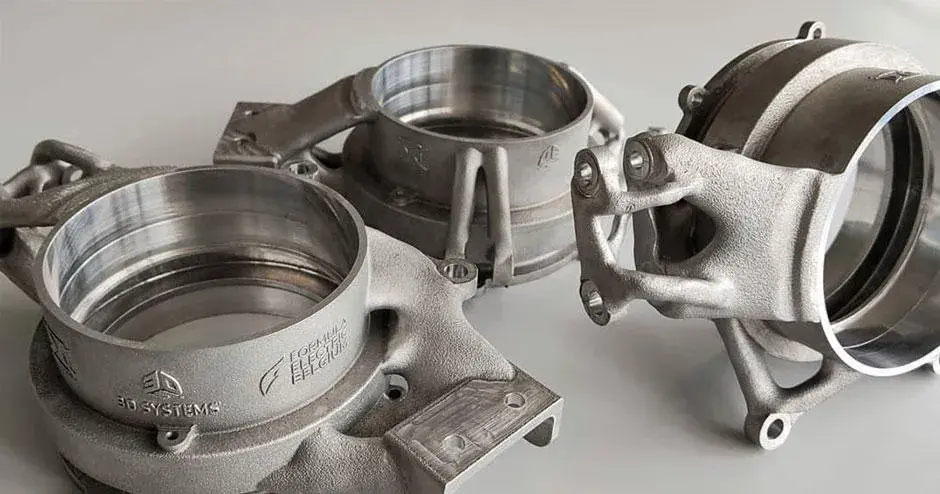 3D プリントによる金属構造コンポーネントを使用したレースカー